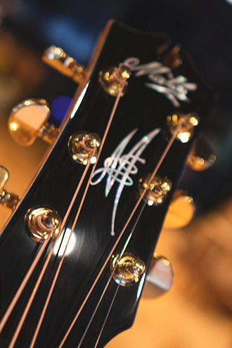 Электроакустическая гитара Maton EM100C - купить в "Гитарном Клубе"