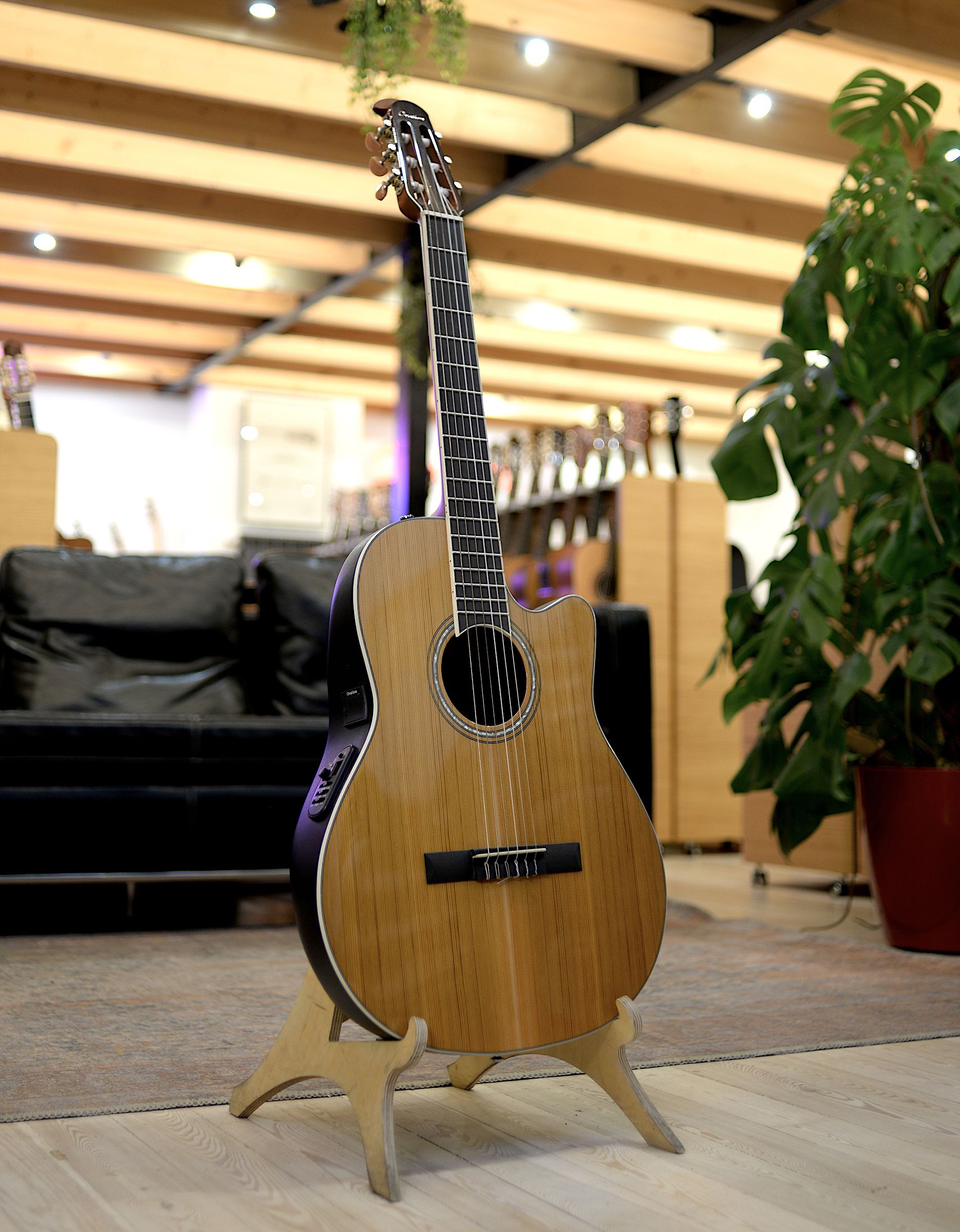 Классическая гитара Ovation CS24C-4 Celebrity Standard Mid Cutaway Natural - купить в "Гитарном Клубе"
